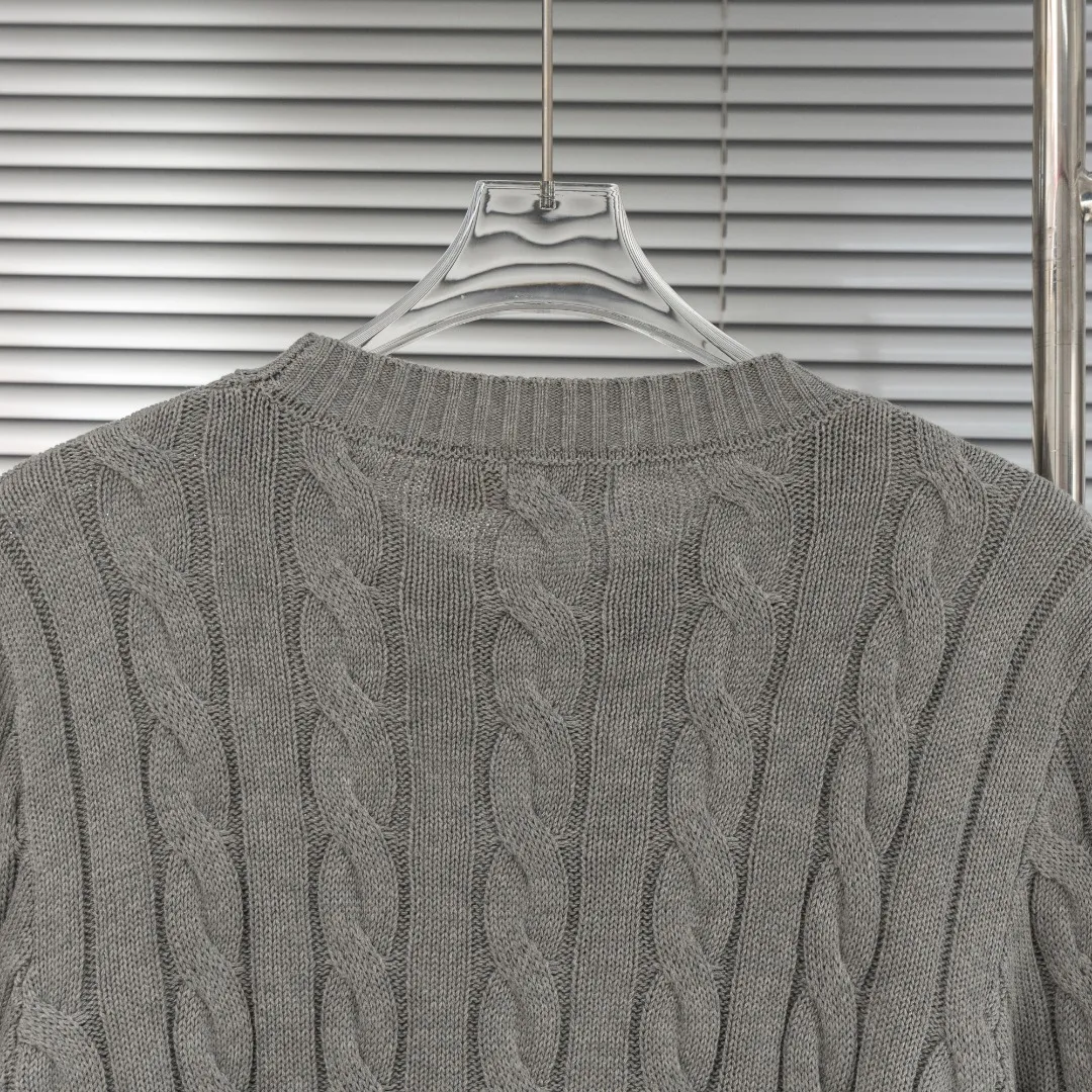 P280 top version (different currencies). You can scan the code to enter the official website. Style: Ralph Lauren POLO Ralph Lauren small label embroidered knitted old money style long-sleeved sweater. Color: Picture color. Size: S-XL. Fabric: pure cotton. Accessories: full set of customized accessories. No gender distinction. Same style for men and women.